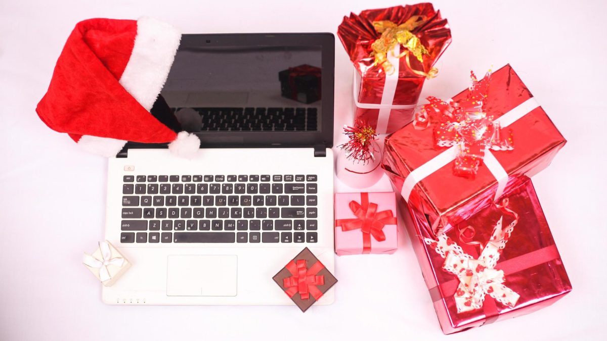 laptop-and-gitf-box-for-christmas-and-new-year-celebration-isolated-on-white-background-free-photo
